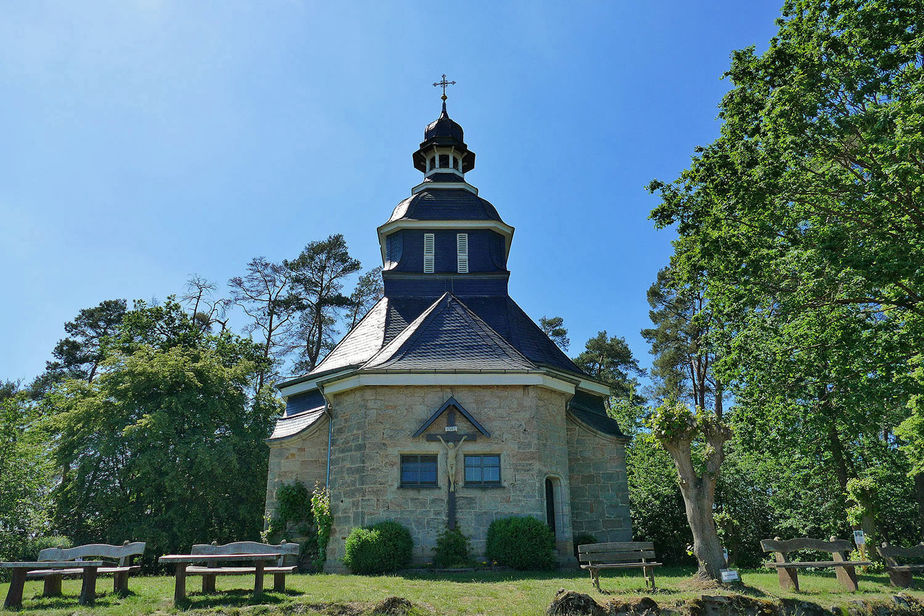 Blick auf die Weingartenkapelle vor der Rodung